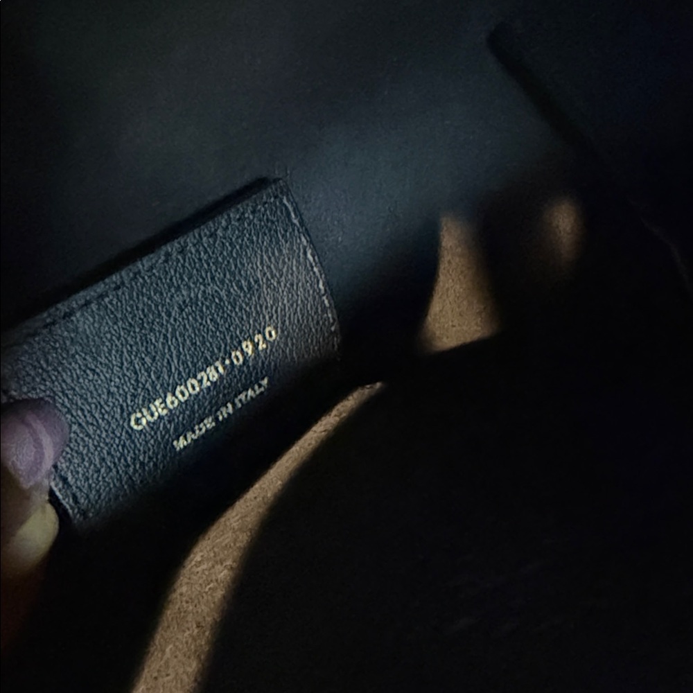 Saint Laurent Elegant Black Tote - Picture 4 of 7